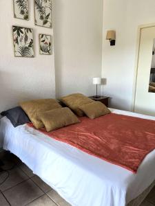 SAINT FLORENT - STUDIO 2 couchages Avec Piscine