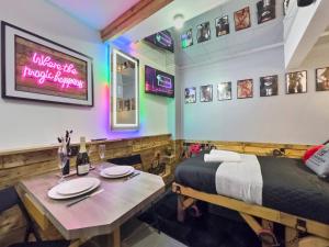 Kinky Kabin W Hot Tub, Sauna And Rooftop Garden