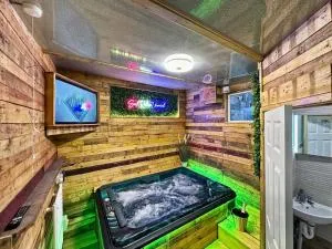 Kinky Kabin W Hot Tub, Sauna And Rooftop Garden - Rhondda