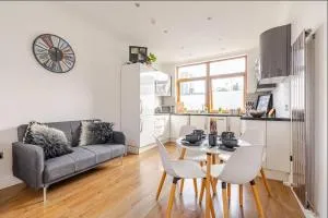 1 Bedroom Town House in London - London