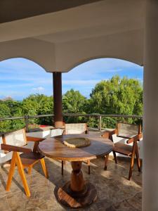 Hewani a bright & airy 1 BR apartment with an ocean view & pool