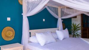 Hewani a bright & airy 1 BR apartment with an ocean view & pool