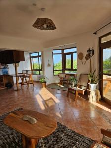 Hewani a bright & airy 1 BR apartment with an ocean view & pool