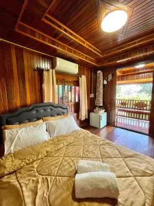 Traditional Thai Wooden House - Ban Saia