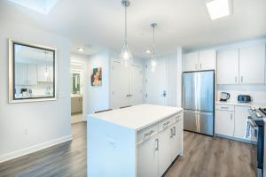 Luxury Modern Apt with Pool