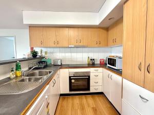 Kangaroo Point Stay - Being Everywhere at Once! Spacious 3 bedroom apartment, central location! Free carpark