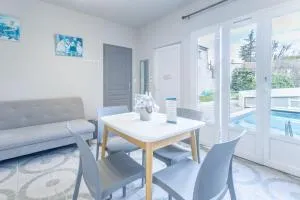 Le Patio Bleu - Les CAMOINS - Éoures