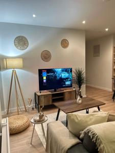 Central Manchester Bohemian Apartment With Terrace & Gym