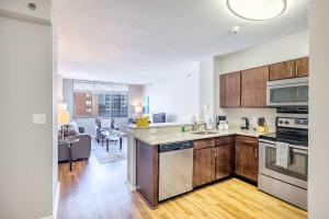 Luxury Apt Downtown Near Train