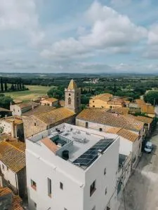 Radiant 5 BR family home with jacuzzi + roof deck - San Miguel de Fluviá