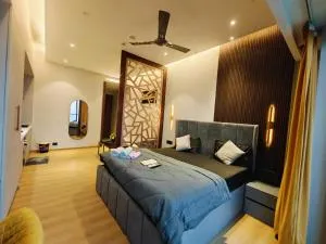 Luxurious Studio with glass wall and highway view - Dāsna