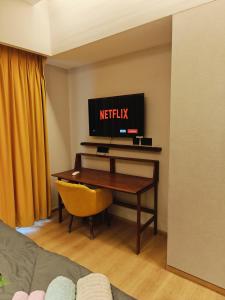 Luxurious Studio with glass wall and highway view