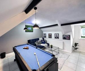Sleek Skyward Serenity 2bed W Pool Table - Ystrad