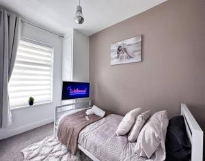 Sleek Skyward Serenity 2bed W Pool Table - Ystrad