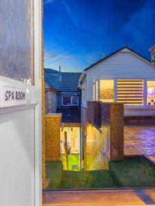 Private Spa Apartment in Maerdy Hot Tub & Sauna