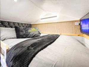 Private Spa Apartment In Maerdy Hot Tub & Sauna