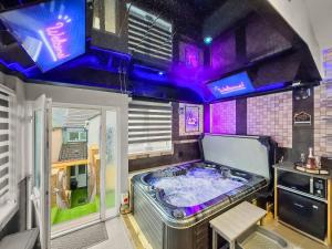 Maerdy Mini-Spa Meltaway Hot Tub & Sauna