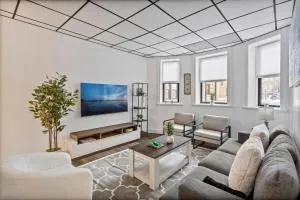 Chic 2BR Getaway Queen Beds Fast WiFi - Lincolnwood