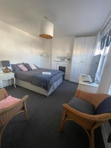 Artsy Minimalist Suite