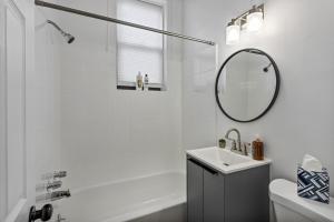 Chic 2BR Getaway Queen Beds Fast WiFi