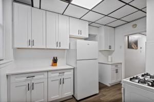 Chic 2BR Getaway Queen Beds Fast WiFi