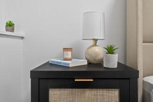 Chic 2BR Getaway Queen Beds Fast WiFi