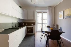 GuestHost - M4 Frattini modern APT with balcony x4