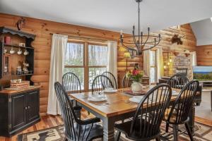 Sleepy Moose - New! Log Cabin in Sister Bay, Dogs and Near Beach