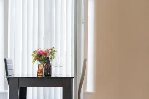 Long Stay Stuff Contractors Accommodation Heath Hospital with Netflix