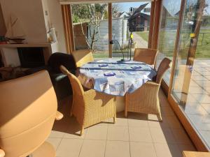 Nivekerke 8 Nieuwmunster De Haan, 3-bedroom holiday house for 4 to 6 people, between Wenduine, 1 km, and De Haan, 2 km, 500 meters from the beach,15 min from Bruges, Ostend and Knokke, fenced garden, bed linen and towels provided, pet allowed, on dem