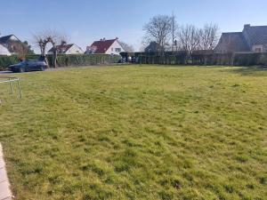 Nivekerke 8 Nieuwmunster De Haan, 3-bedroom holiday house for 4 to 6 people, between Wenduine, 1 km, and De Haan, 2 km, 500 meters from the beach,15 min from Bruges, Ostend and Knokke, fenced garden, bed linen and towels provided, pet allowed, on dem