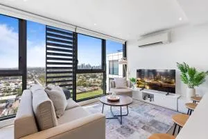 Elegant Inner-West 2-Bed with City Views & Pool - Melbourne
