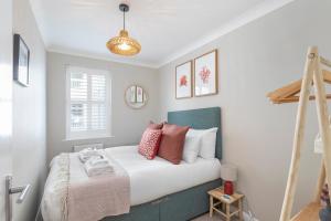 Beautiful 2 Bed property with parking by the sea