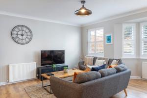 Beautiful 2 Bed property with parking by the sea