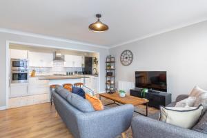 Beautiful 2 Bed property with parking by the sea