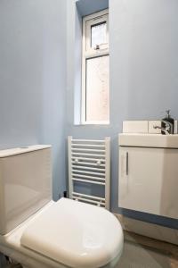 Warm Moseley studio - 6