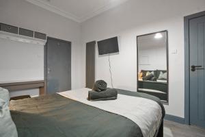 Warm Moseley studio - 6