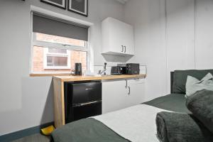 Warm Moseley studio - 6