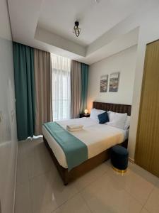 Luxurious 2BR Apartment Stunning Skyline Views