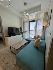 Luxurious 2BR Apartment Stunning Skyline Views