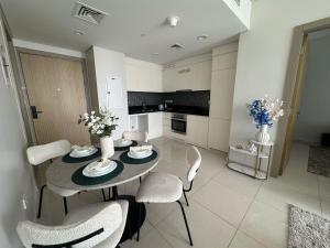 Luxurious 2BR Apartment Stunning Skyline Views