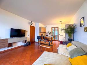 One-Bedroom Apartment with Lake View