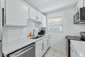 The Cozy Cove l Luxurious 2BD Condo l Amazing Location l Parking l
