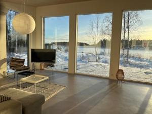 Modernia majoitusta luonnon keskellä