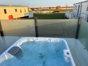 Lodge with hot tub - Waterside, Ingoldmells - pet friendly, WiFi, bed linen - Meadow Lakes Caravan & Lodge Hire