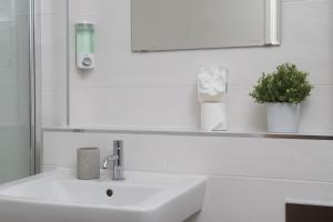 Breathtaking Views, Central MK & Free Parking!