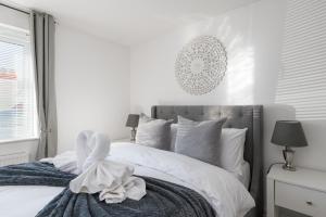 Comfortable 2-Bed Home with Parking & Fast Wi-Fi!