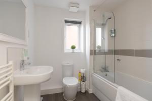 Comfortable 2-Bed Home with Parking & Fast Wi-Fi!