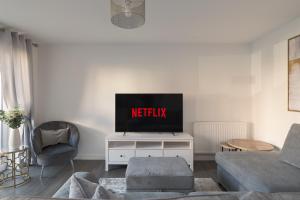 Comfortable 2-Bed Home with Parking & Fast Wi-Fi!