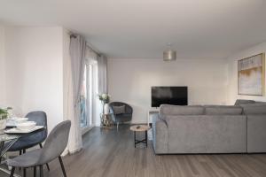 Comfortable 2-Bed Home with Parking & Fast Wi-Fi!